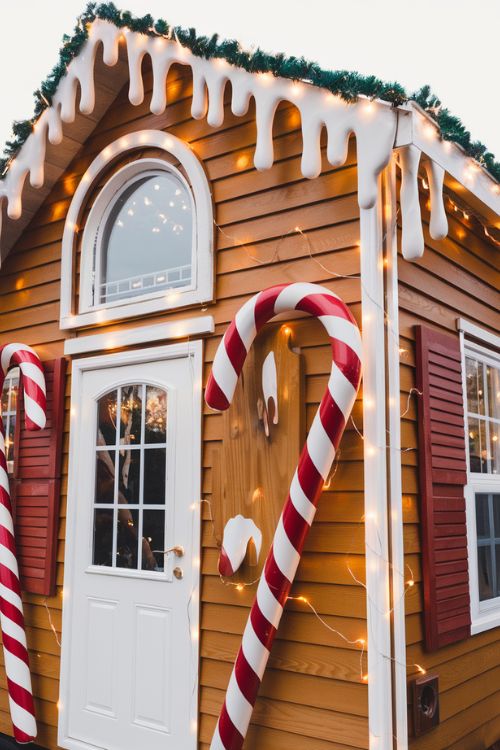 Tiny Home Gingerbread House Effect DIY Christmas Tiny Home Exterior Decor Ideas
