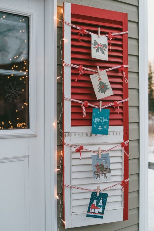 Repurposed Shutter Christmas Card Display DIY Christmas Tiny Home Exterior Decor Ideas